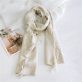 Stijlvolle beige lange sjaal met ruitpatroon en decoratieve franjes aan de zoom - Beige