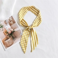 Foulard sottile a scacchi e righe gialle e bianche annodato come fascia per capelli - Striscia a Scacchi Gialla