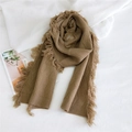 Gebreide sjaal met ruitpatroon in camelkleur en zachte franjes voor de wintermode - camel