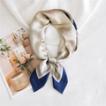 Carré de soie satiné champagne et bleu marine avec rayures géométriques en V - Cadre Tricolore Marine