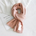 Bufanda de punto grueso rosa suave para invierno con textura tejida y etiqueta minimal - Rosa