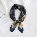 Carré de soie élégant avec motifs géométriques bleu marine et doré noué avec raffinement - Petit Carreau Marine Jaune