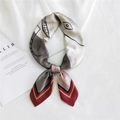 Foulard carré en soie avec motif de visage abstrait et bordure colorée contrastée - Petit Monstre Rouge