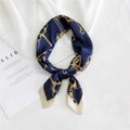 Élégant foulard en soie bleu marine avec motif de chaîne dorée et style équestre - Motif Ceinture Marine