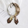 Foulard carré en soie aux motifs géométriques terreux et bordures orange vif élégantes - Petit Monstre Brun