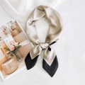 Carré de soie aux motifs géométriques champagne et gris avec texture satinée - Cadre Tricolore Noir