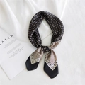 Foulard carré en soie avec motif géométrique de losanges noir et marron satiné - Petit Carreau Noir Kaki