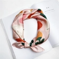Carré de soie rose et orange aux motifs floraux abstraits noué sur un magazine blanc - 23 Oiseau Blanc Orange