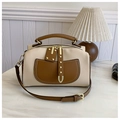 Zweifarbige Boston-Tasche in Beige und Braun mit Goldnieten und verstellbarem Riemen - Gebrochenes Weiß