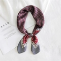 Foulard élégant en soie à motifs géométriques rouge et gris plié en cravate - Petit Carreau Rouge Gris