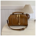 Braune Leder-Henkeltasche mit verstellbarem Riemen und goldfarbenen Nieten - Braun