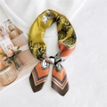 Petit foulard carré de mode avec motifs d'ananas jaunes et lignes géométriques oranges - Ananas Alpaga Jaune