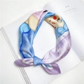 Carré de soie artistique avec illustration peinte à la main bleu ciel et violet chic - 25 Fille aux Cheveux Bleus