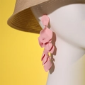 Détail des boucles d'oreilles à pales roses superposées sur mannequin blanc - Style Superposé Multicouche Rose (25069 Rose)