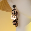 Détail de boucles d'oreilles pendantes avec disques imprimé léopard et métal doré martelé - Style Martelé Or à Motif Léopard (26006 Léopard)