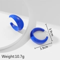 Orecchini in acrilico blu Klein a forma di C da 3,9cm su display a specchio moderno - Blu Profondo (Lucido)