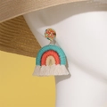 Orecchini a nappa arcobaleno bohémien fatti a mano con perline su espositore manichino - Colorato