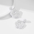 Orecchini a fiore con perline bianche fatti a mano dal design floreale dettagliato - Bianco
