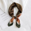 Foulard en soie rétro avec motif géométrique vert et orange sur fond en lin - Petit Carreau Orange Vert