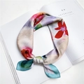 Carré de soie à imprimé floral avec motifs artistiques rouges violets et bleus - 14 Fleur Rouge Feuille Verte