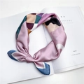 Foulard en soie avec motif géométrique coloré en rose, vert et violet élégant - 3 Danseur de Lune