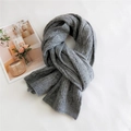 Bufanda gruesa de punto gris con textura trenzada para el invierno en vista plana - Gris