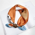 Foulard chic en soie avec illustration de renard orange et bordure bleu ciel - 6 Fille au Dalmatien