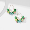Dettaglio macro di orecchini fatti a mano con perline verdi e piccoli fiori in resina - Stile Floreale Con Perline Verde Erba (26140)