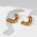 Détail de boucles d'oreilles en V faites main avec perles colorées et crochets dorés - Style Perlé Arc-en-ciel Coloré (26530)