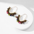 Détail de boucles d'oreilles bohèmes faites main avec des perles colorées et crochets dorés - Style de Créoles de Couleur Ethnique (26538)