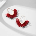 Détail de boucles d'oreilles bohèmes en perles rouges faites main avec franges en pierre - Style de Pierre de Rocaille Rouge Foncé (26540)