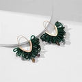 Dettaglio di orecchini artigianali in perline verdi con frange in pietra naturale e gancio - Stile Pietra Intrecciata Verde Scuro (26540-1)