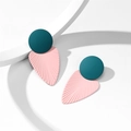 Détail de boucles d'oreilles géométriques mates vertes et roses avec pendentif en éventail - Bleu & Rose (26151)