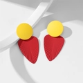 Vue détaillée de boucles d'oreilles géométriques avec cercles jaunes et pendentifs rouges - Jaune & Rouge (26151)