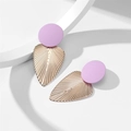 Détail du clou d'oreille rond lavande et du pendentif feuille dorée texturée sur blanc - Violet (26151)
