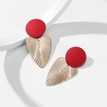 Détail de boucles d'oreilles feuilles rouges et dorées avec finition mate et texture - Rouge (26151)