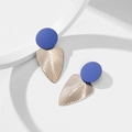 Vue détaillée de clous d'oreilles mats bleus avec pendentifs dorés en forme de feuille ciselée - Bleu Foncé (26151)