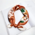 Foulard en soie imprimé visage abstrait tons orange et vert posé sur un magazine - 5 Écouter de la Musique