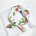 Foulard en soie élégant avec motifs botaniques verts et baies rouges sur fond blanc - 15 Poussin
