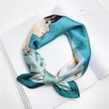 Foulard en soie vert foncé et blanc avec portrait de femme peint à la main - 16 Fille Peignant