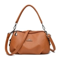 Sac à bandoulière en cuir grainé caramel avec sangle réglable et logo kangourou - Jaune