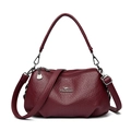 Sac à bandoulière bordeaux élégant avec texture cuir et garnitures argentées - Bordeaux