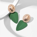Détail de boucles d'oreilles feuilles colorées avec clou doré et pendentifs vert texturé - Vert (E49)