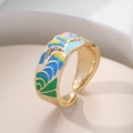 Makroaufnahme des 18K vergoldeten Rings mit buntem Emaille-Wellenmuster und Zirkonia - Blau Grün Rosa Bemalter Stil (J-641-4)