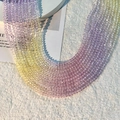 Détail macro de perles en cristal facetté avec dégradé pour la création de bijoux DIY - 3mm (Env. 110 pcs/fil) / Dégradé Violet Rose Jaune