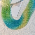 Makro-Detail von mehrschichtigen facettierten Kristallperlen mit lebhaften Regenbogen-Farbverläufen - 4mm (Ca. 120 Stk./Strang) / Verlauf Gelb Grün Blau