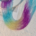 Makroansicht mehrlagiger facettierter Kristallperlen mit regenbogenfarbenem Verlauf - 4mm (Ca. 120 Stk./Strang) / Verlauf Violett Blau Gelb
