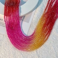 Détail macro de perles en cristal facetté avec dégradé de couleur rouge et jaune - 3mm (Env. 110 pcs/fil) / Dégradé Rouge Rose Jaune