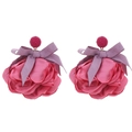 Overdreven donkerroze stoffen bloemenoorbellen met paarse fluwelen strik en roze kralen - Satijnen Bloemblad Roos Stijl (E-956) / Rood