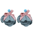 Detail van stoffen bloemenoorbellen met blauwe kralen en roze fluwelen strik op wit - Blauw Grijze Gelaagde Bloemblad Stijl (E-956) / Blauw